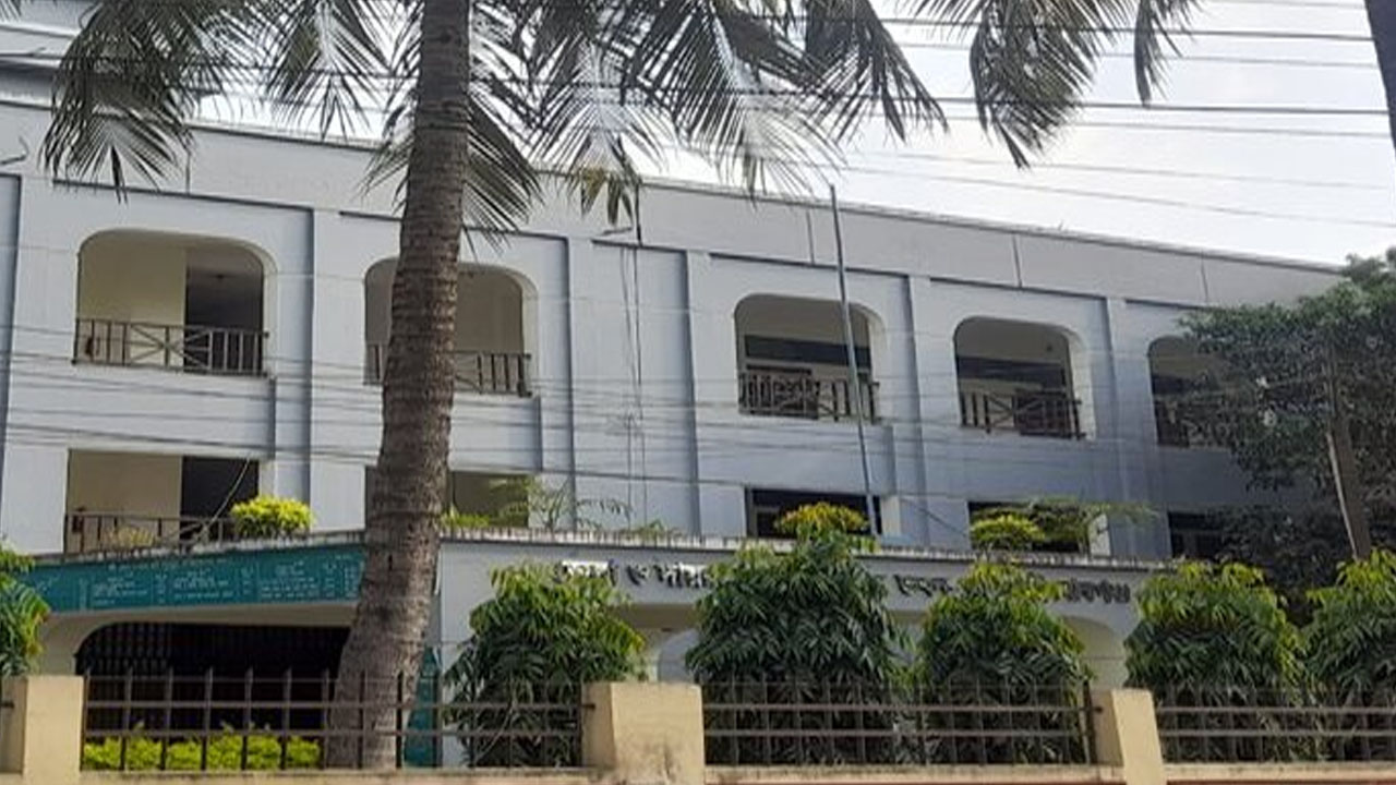 ছাত্রীকে ধর্ষণচেষ্টার দায়ে শিক্ষককে পাঁচ বছরের কারাদণ্ড
