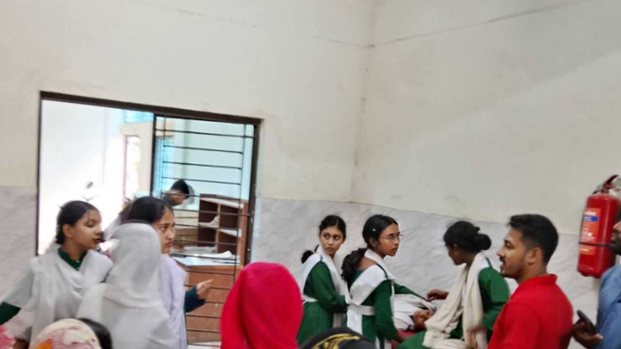 বজ্রপাতের শব্দে আতঙ্কিত হয়ে অসুস্থ ১২ শিক্ষার্থী