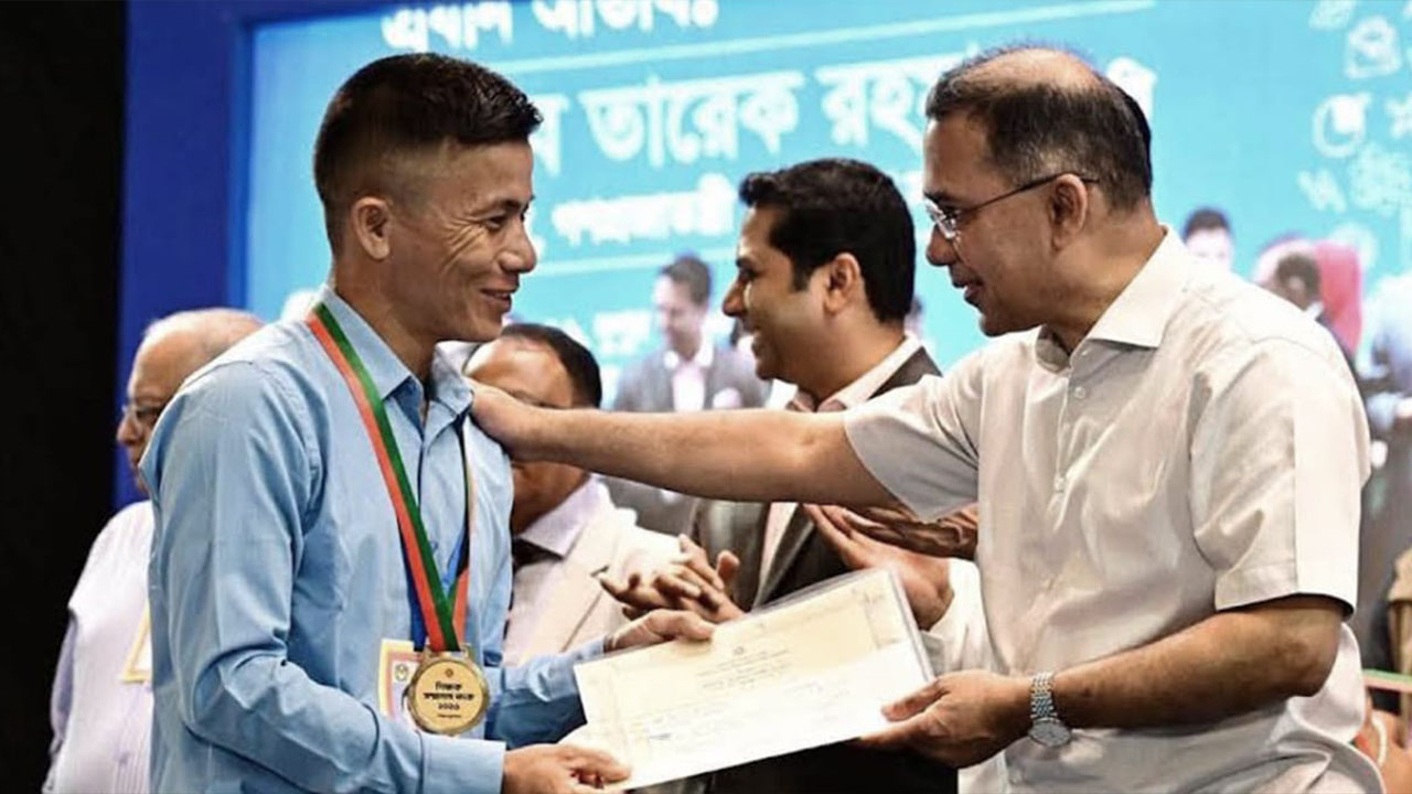 সহকর্মীদের বেতন জোগাতে নৌকা চালানো প্রধান শিক্ষকের রাষ্ট্রীয় সম্মাননা