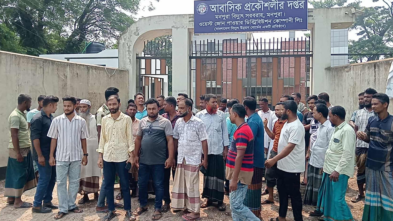মনপুরায় বিদ্যুৎ নিয়ে কর্মকর্তা-গ্রাহক সংঘর্ষ, আহত
