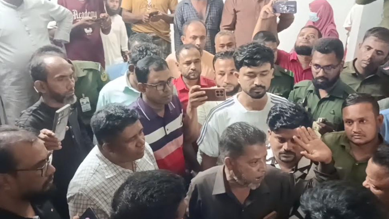 চাটখিল স্বাস্থ্য কমপ্লেক্সে শিশুর মৃত্যুতে হাসপাতালে ভাঙচুর