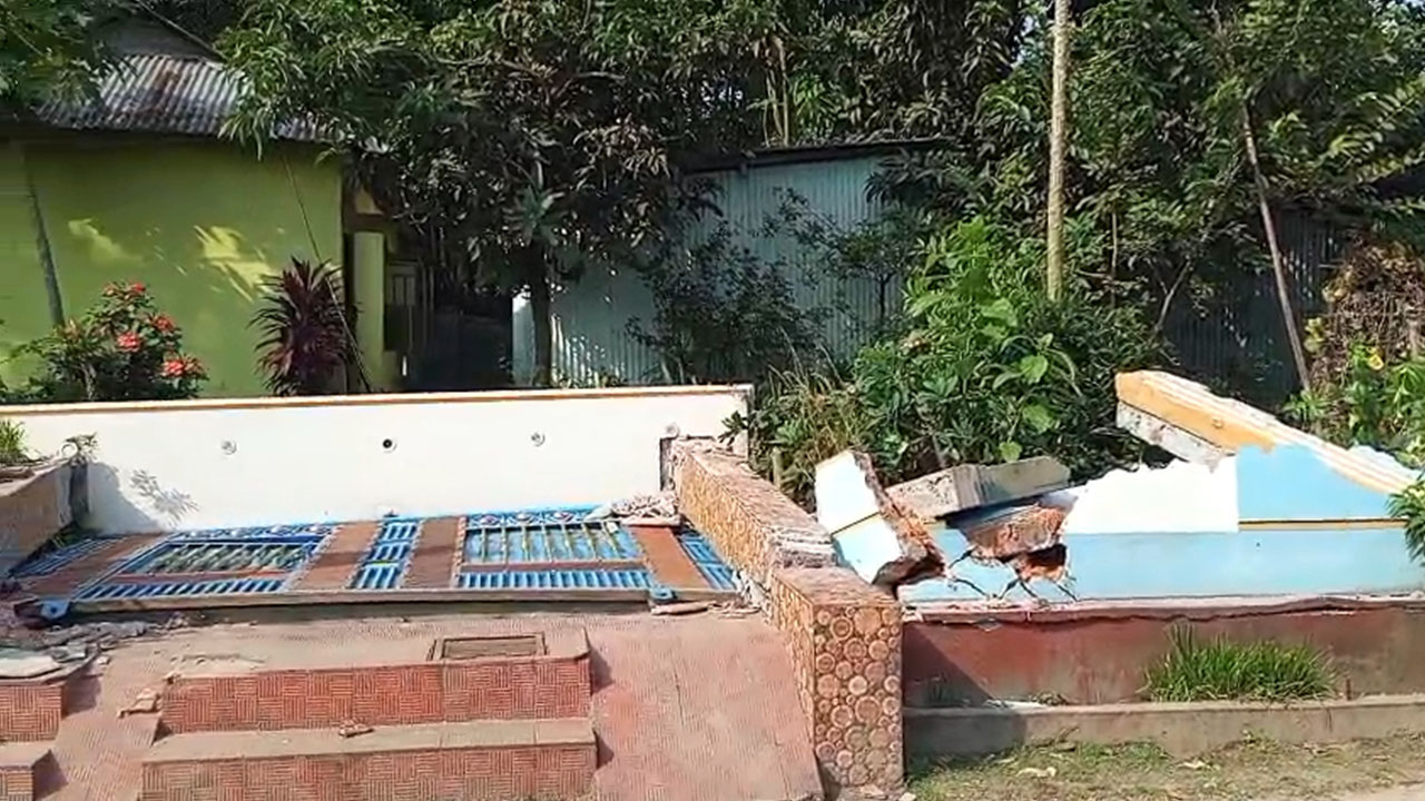 লালমনিরহাটে আইনজীবীর বাড়িতে এক্সকাভেটর নিয়ে হামলা, আহত ৪