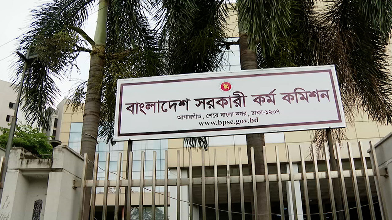 শিক্ষা ক্যাডার কর্মকর্তাদের বদলি ও পদায়ন কার্যক্রম স্থগিত