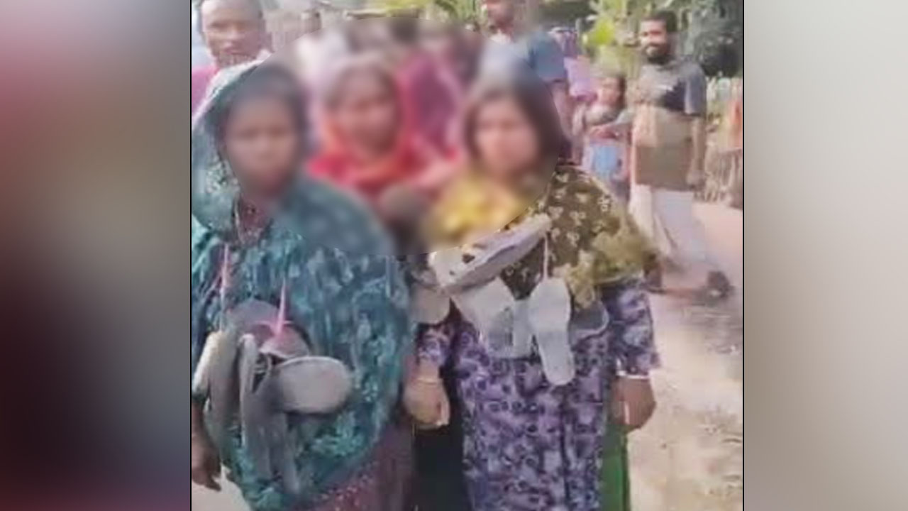 ৩ নারীকে জুতার মালা পরিয়ে গ্রাম প্রদক্ষিণ