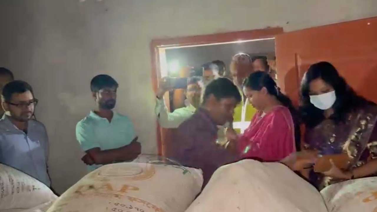 জয়পুরহাটে অবৈধ সার মজুতের দায়ে কৃষকের জরিমানা