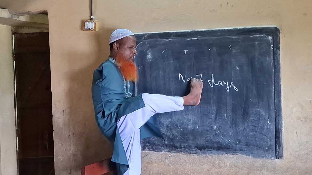 পা দিয়ে লিখে শত শিশুর জীবন গড়ছেন আলতাফ হোসেন