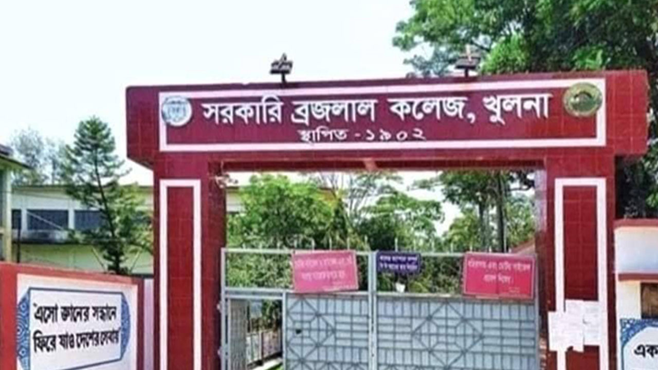 খুলনায় বিএল কলেজের গেটে যুবক গুলিবিদ্ধ