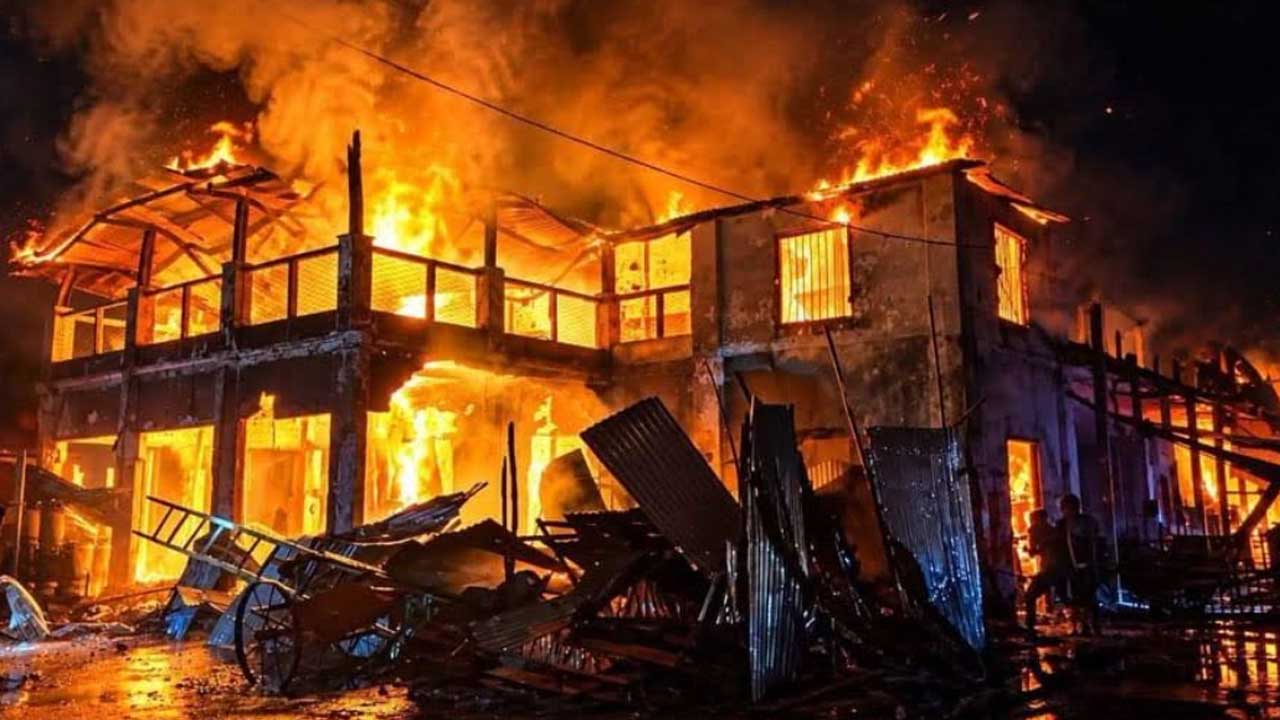 গৌরীপুরে অগ্নিকাণ্ডে ঝলমল সিনেমা হলসহ ২০ দোকান ভস্মীভূত