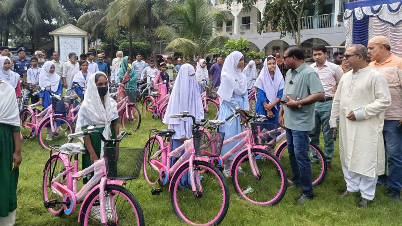 বগুড়ায় মেধাবী শিক্ষার্থীদের মাঝে বিনামূল্যে বাইসাইকেল বিতরণ