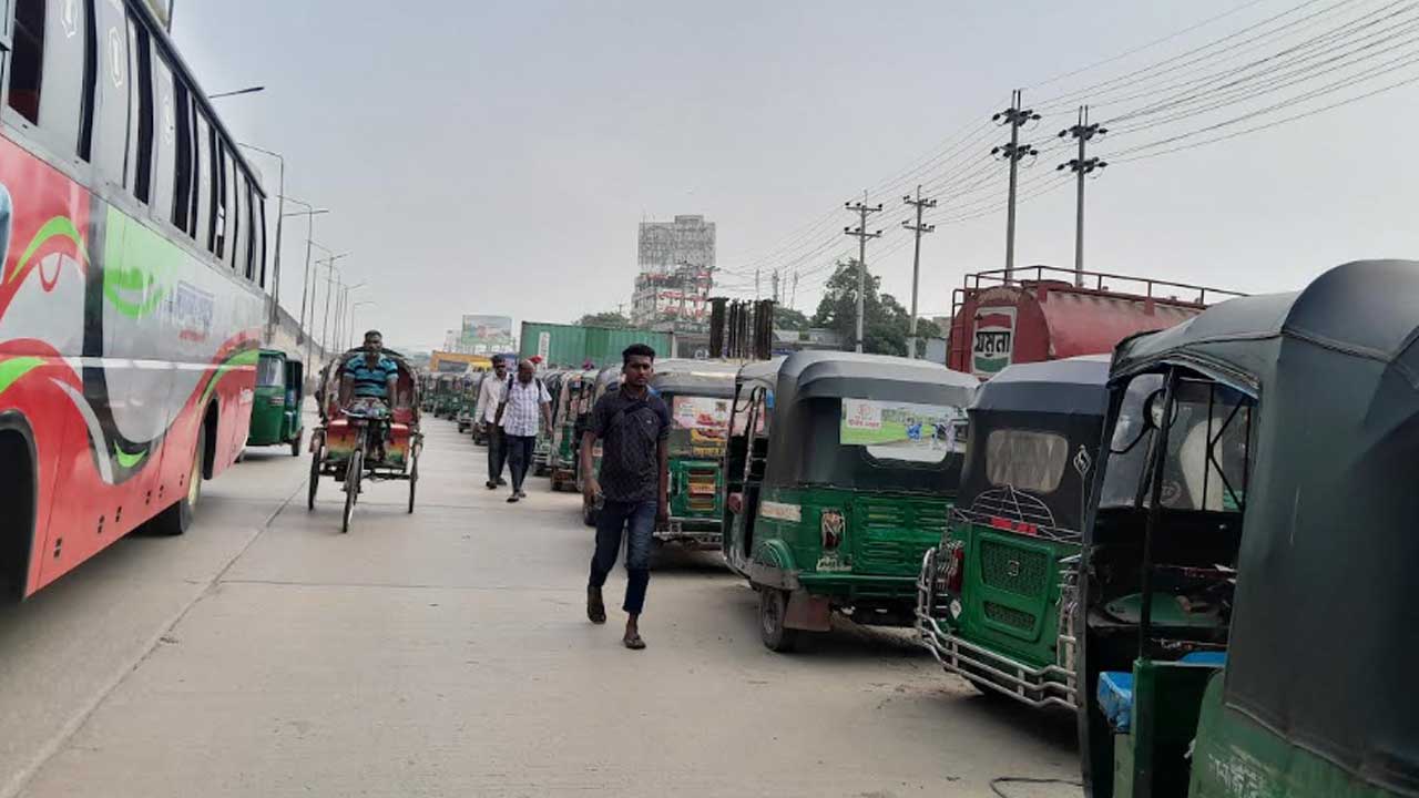 কুমিল্লার সিএনজি স্টেশনগুলোতে তীব্র গ্যাসসংকট, চরম ভোগান্তিতে চালকেরা