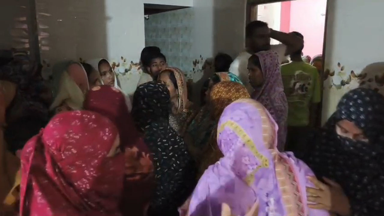 আশুলিয়ায় নির্মাণাধীন বাড়ির ছাদে প্রবাসীর স্ত্রীর মরদেহ উদ্ধার