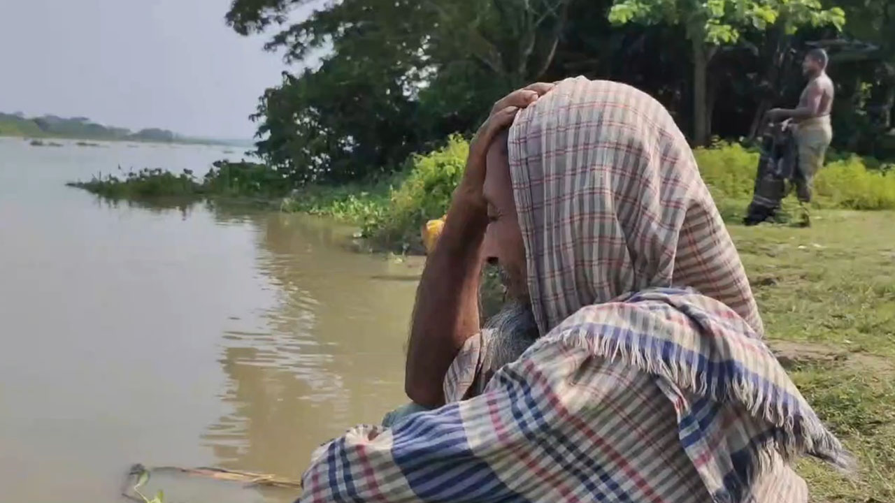 মধুমতির ভাঙনে বিলীন ১৩ বসতভিটা, খোলা আকাশের নিচে পরিবারগুলো