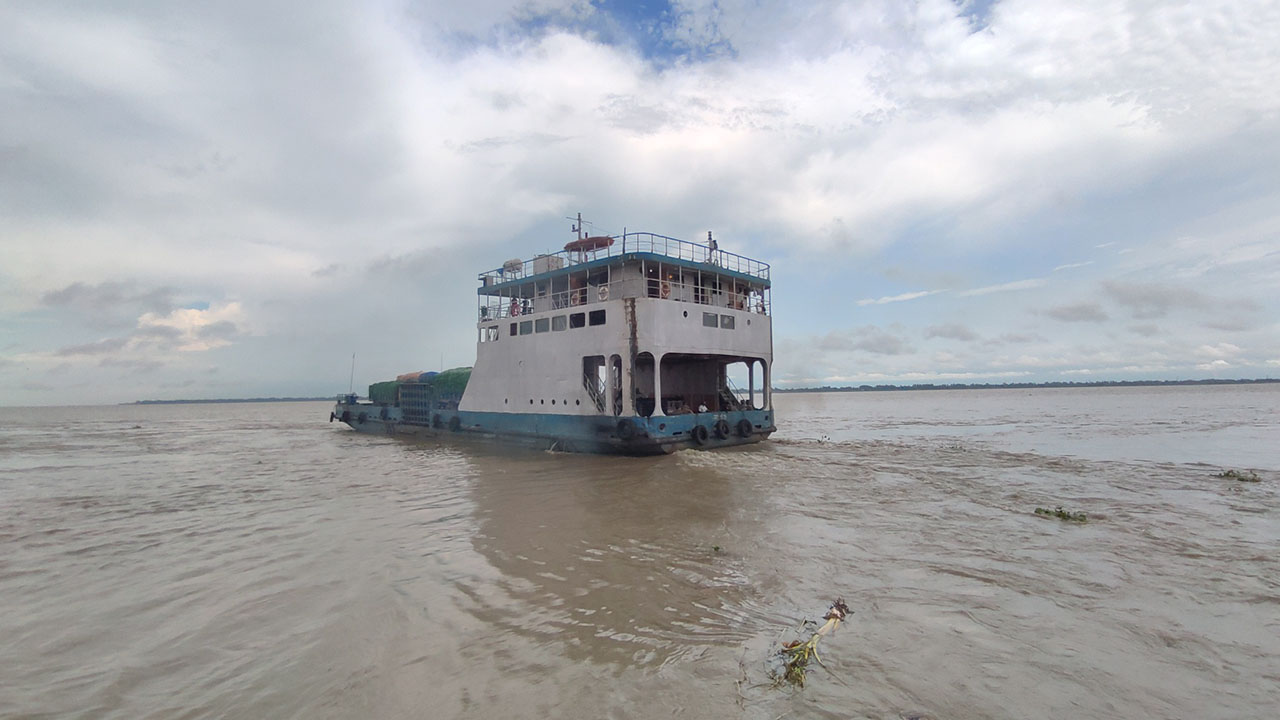 ৬ দিন পর ধাওয়াপাড়া-নাজিরগঞ্জ নৌপথে ফেরি চলাচল স্বাভাবিক