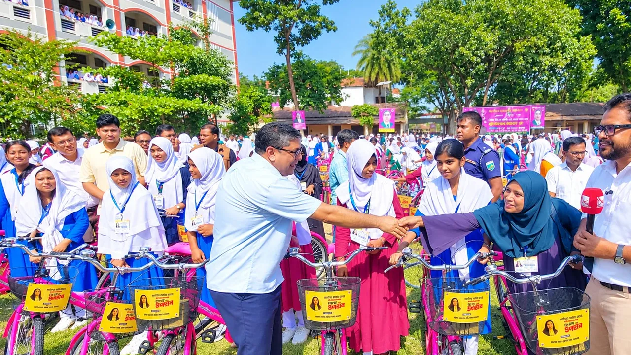 জাইমা রহমানের জন্মদিনে ৫৪৮ ছাত্রীকে বাইসাইকেল দিলেন মীর শাহে আলম